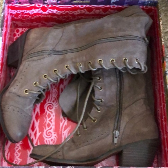 Lace up boots - Picture 2 of 3